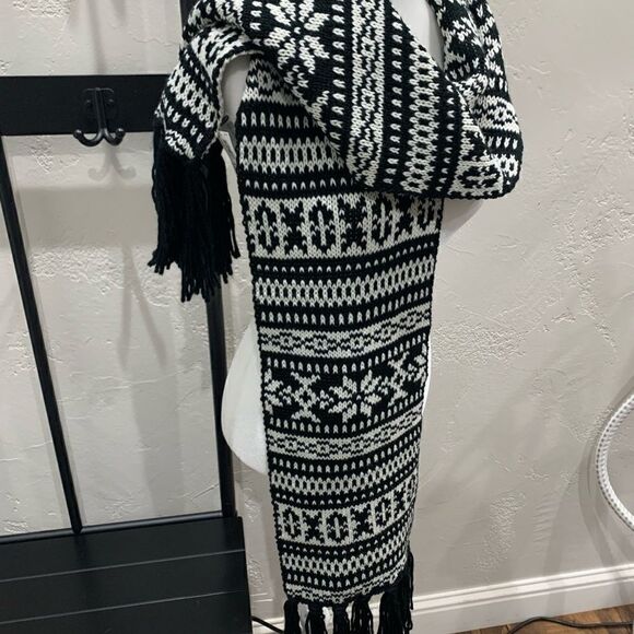 Old Navy black & white winter knitted scarf (NWT) unisex - Picture 5 of 9